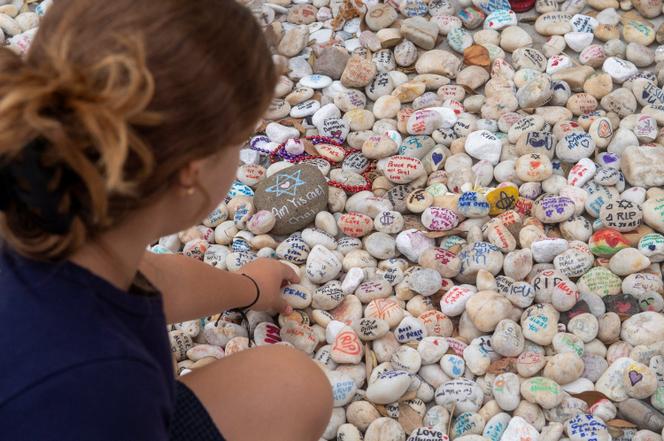 Un visiteur dépose un galet sur un mémorial en hommage aux victimes de la fusillade de Bondi Beach, à Sydney, le 16 janvier 2026. 