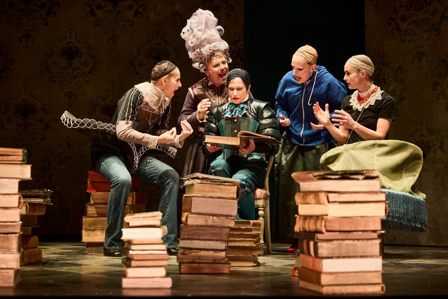 Au Théâtre du Rond-Point, le salutaire grincement de dents des « Femmes savantes »