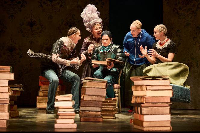 Elsa Lepoivre, Laurent Stocker, Charlotte Van Bervesselès, Aymeline Alix et Jennifer Decker dans « Les Femmes savantes », de Molière, mis en scène par Emma Dante, au Théâtre du Rond-Point, à Paris, en janvier 2026.