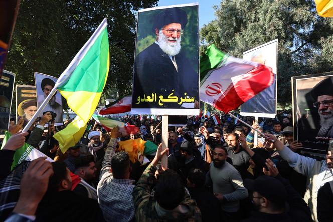 Des manifestants brandissent un portrait du guide suprême iranien, l’ayatollah Ali Khamenei, lors d’une manifestation près de l’ambassade d’Iran à Bagdad, le 16 janvier 2026.