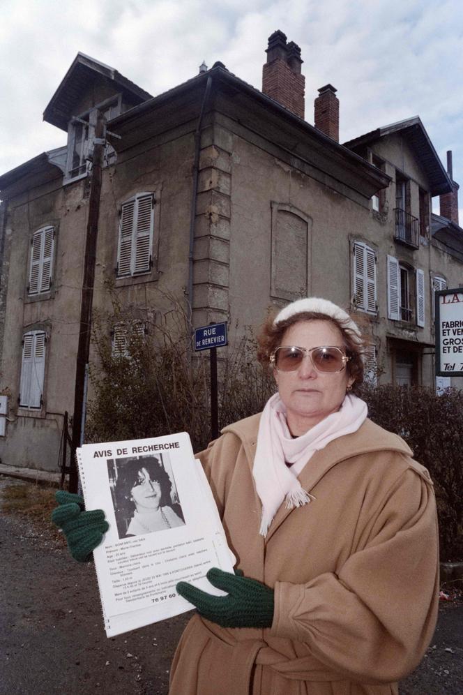 Thérèse Saia avec l’avis de recherche de sa fille Marie-Thérèse Bonfanti, à Pontcharra (Isère), le 8 janvier 1992.