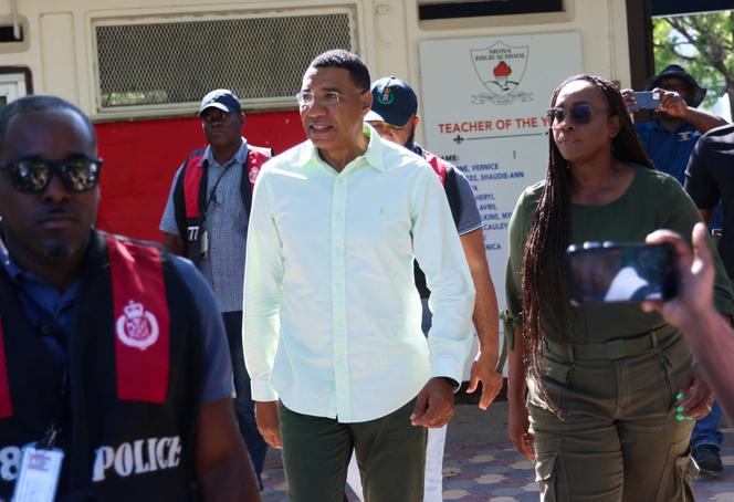 Le premier ministre jamaïcain, Andrew Holness, accompagné de son épouse, la députée Juliet Holness, lors des élections générales, à Kingston, le 3&nbsp;septembre 2025.