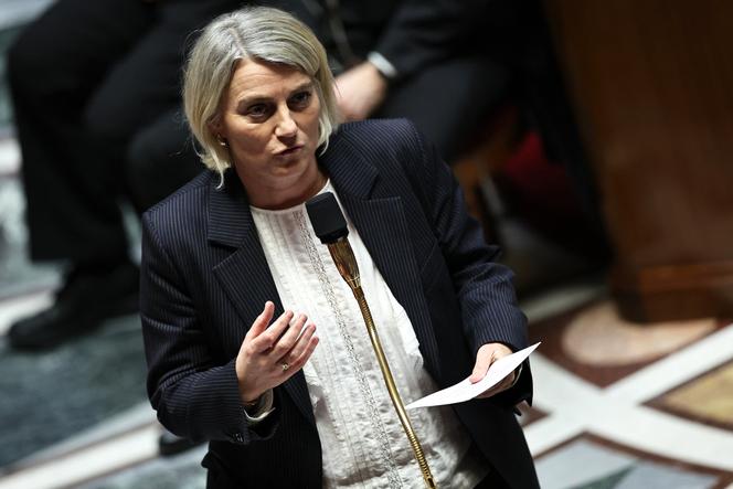 La ministre française de la Santé, Stéphanie Rist, répond lors d’une séance de questions au gouvernement à l’Assemblée nationale, à Paris, le 13 janvier 2026. 