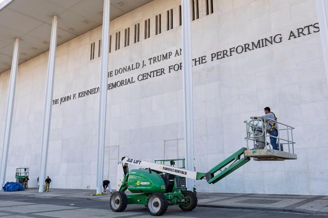Des ouvriers ajoutent le nom du président américain, Donald Trump, sur la façade du Kennedy Center de Washington, le 19 décembre 2025.