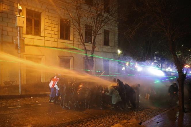 Utilisation d’un canon à eau lors d’une manifestation contre la décision du gouvernement de suspendre les négociations d’adhésion à l’Union européenne, à Tbilissi, le 1ᵉʳ décembre 2024.