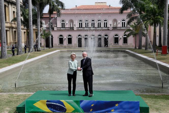 Le président brésilien Luiz Inacio Lula da Silva et la présidente de la Commission européenne, Ursula von der Leyen, se serrent la main en marge de leur rencontre consacrée à l’accord commercial UE-Mercosur à Rio de Janeiro, au Brésil, le 16 janvier 2026. 