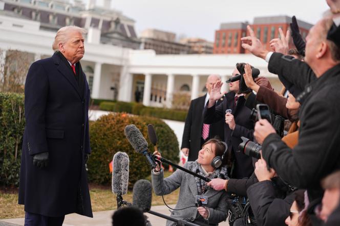 Donald Trump répond aux questions des journalistes avant de décoller à bord de Marine One de la pelouse de la Maison Blanche, vendredi 16 janvier 2026, à Washington.