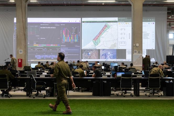 Au Centre de coordination civilo-militaire (CMCC) dirigé par les Etats-Unis, un centre de commandement où les Américains et les forces alliées coordonnent leurs efforts avec leurs homologues israéliens pour surveiller le cessez-le-feu à Gaza, dans la ville de Kiryat Gat, au sud d’Israël, le 19 novembre 2025.