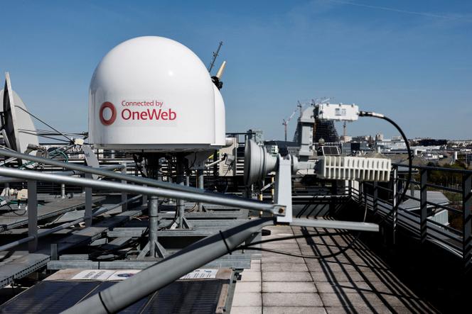 Des antennes paraboliques OneWeb LEO installées sur le toit du siège social d’Eutelsat Group Paris, à Issy-les-Moulineaux (Hauts-de-Seine), le 3 avril 2025.