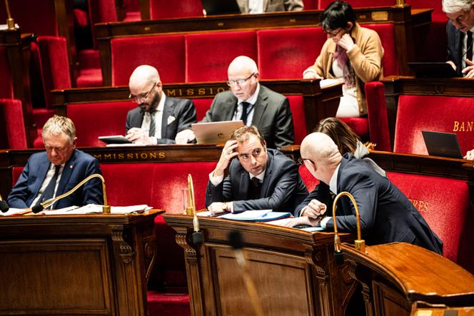 Le premier ministre, Sébastien Lecornu, discute avec le ministre de l’économie, Roland Lescure, lors de la nouvelle lecture du projet de loi de finances pour 2026, à l’Assemblée nationale, à Paris, le 13 janvier 2026.