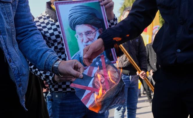 Des manifestants brûlent une photo de Donal Trump, lors d’un rassemblement en solidarité avec l’Iran organisé à Bagdad, le 16&nbsp;janvier 2026.