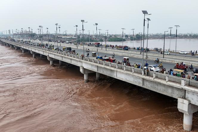 Écoulement des eaux de la rivière Ravi, en crue, autour des piles d’un pont, à Lahore (Pakistan), le 29 août 2025.