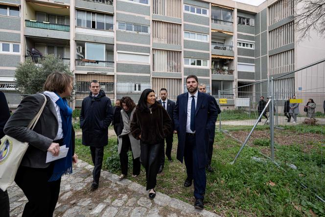 Le ministre du logement Vincent Jeanbrun (à droite), en compagnie de l’adjointe au maire de Marseille Samia Ghali, lors d’une visite de la cité de La Maurelette, dans le 15e arrondissement de Marseille, le 16 janvier 2026. 