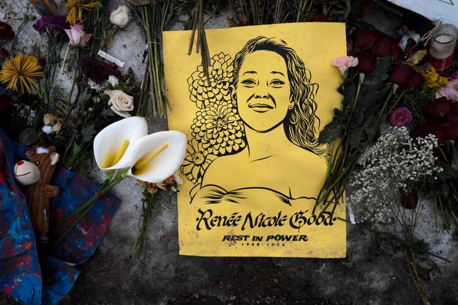 Un portrait de Renee Good, tuée la semaine dernière par la police de l’immigration à Minneapolis, a été déposé avec des fleurs en hommage à cette mère de famille de 37 ans, jeudi 15 janvier 2026 à Minneapolis.