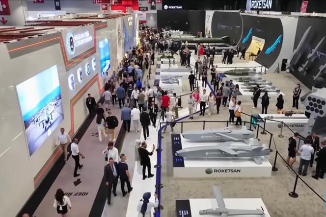 Le 17e Salon international de la défense, à Istanbul, en juillet 2025. Image etxraite du documentaire « Le Drone et le Coran », de Karina Chabour.