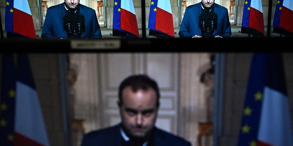Vue rapprochée du Palais Bourbon, siège de l'Assemblée Nationale française, symbole du pouvoir législatif.