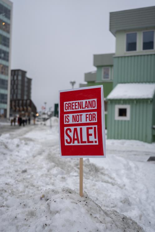 Un panneau annonce que le Groenland n’est pas à vendre, dans une rue de Nuuk, le 17 janvier 2026.