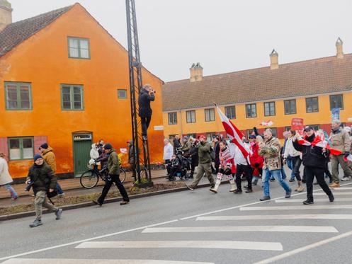 Le cortège de manifestants se dirigeant vers l'ambassade des Etats-Unis de Copenhague, en soutien au peuple groenlandais, le 17 janvier 2026.