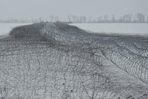 Des ouvriers installent des barbelés agissant comme ligne de défense, dans l’oblast de Zaporijia, (Ukraine), le 16 janvier 2026.