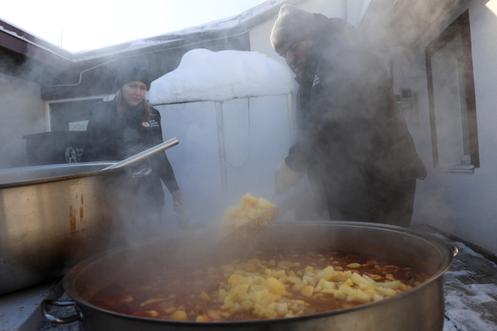 Le chef Laert Arutiunian et son employé, partenaires de World Central Kitchen, préparent des repas pour les habitants de Borodianka (Ukraine), le 17 janvier 2026.