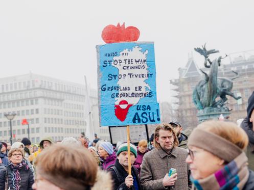« Pas touche, stop aux criminels de guerre, le Groenland appartient aux Groenlandais », peut-on lire en danois sur cette pancarte lors de la manifestation en soutien au peuple groenlandais à Copenhague, le 17 janvier 2026.