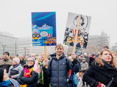 «Migrants, restez chez vous, nous ne sommes pas à vendre », annonce en anglais ce dessin, lors de la manifestation en soutien au peuple groenlandais à Copenhague, le 17 janvier 2026.