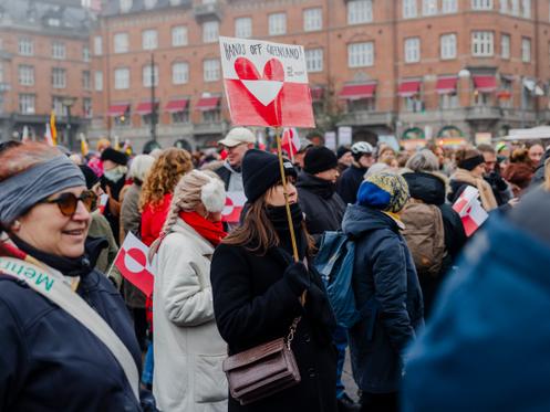 « Pas touche au Groenland », est-il écrit en anglais sur cette pancarte, à Copenhague, le 17 janvier 2026.