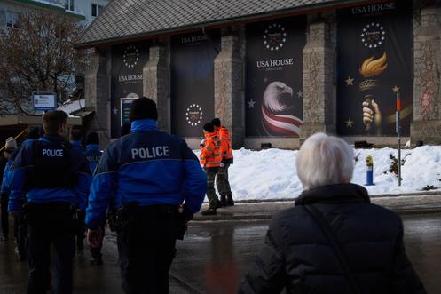 Des policiers patrouillent devant le siège des Etats-Unis, avant la réunion annuelle du Forum économique mondial, à Davos, en Suisse, le 17 janvier 2026.