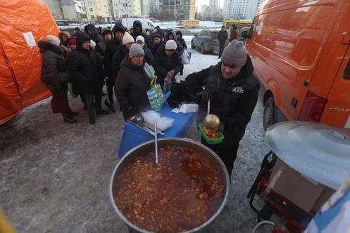 Distribution de bohrach aux habitants de Borodianka (Ukraine), le 17 janvier 2026.