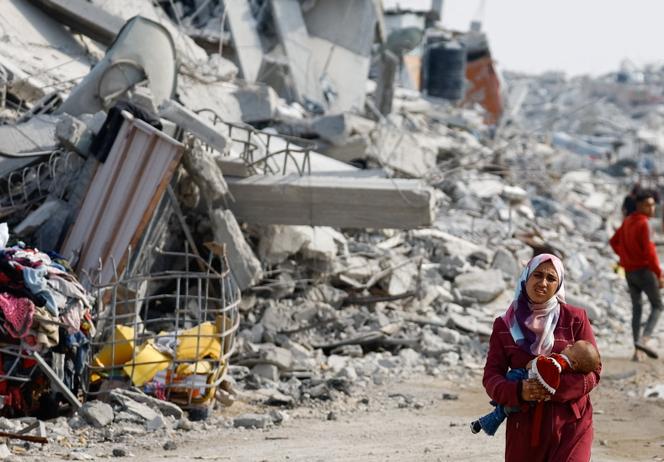 Une Palestinienne et son bébé, dans une rue détruite de Gaza, le 2 novembre 2025.