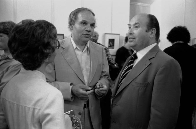 Le collectionneur et historien de la photographie André Jammes (au centre), lors des Rencontres internationales de la photographie d’Arles, et l’historien Jean-Maurice Rouquette, cofondateur des Rencontres, le 5 juillet 1980.