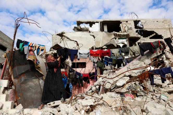 Une Palestinienne étend du linge dans les ruines de Jabaliya, le 17 janvier 2026.