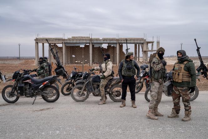 Des soldats de l'armée syrienne attendent de pouvoir avancer vers Deir Hafer, suite à l'annonce du retrait de la ville des Forces démocratiques syriennes (FDS), en Syrie, le 17 janvier 2026.