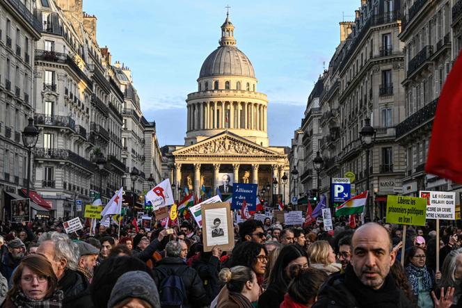 Lors d’une manifestation en soutien au peuple iranien devant le Panthéon à Paris, le 17 janvier 2026. 
