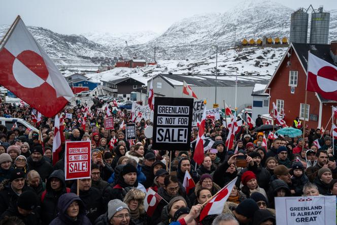 Manifestation contre les ambitions territoriales de Donald Trump à l’encontre du Groenland, devant le consulat américain à Nuuk, le 17 janvier 2026.