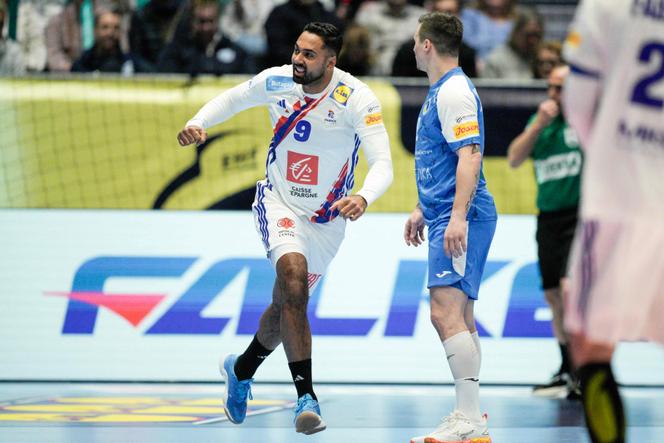 L’arrière droit français Melvyn Richardson célèbre l’un de ses buts inscrits face à l’Ukraine, le 17 janvier 2026, lors du second match du tour préliminaire de l’Euro de handball, à Baerum (Norvège).