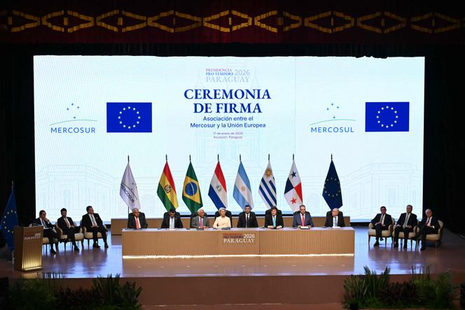 De gauche à droite : le président panaméen, José Raul Mulino, le président bolivien, Rodrigo Paz, le président du Conseil européen, Antonio Costa, la présidente de la Commission européenne, Ursula von der Leyen, le président paraguayen, Santiago Peña, le président argentin, Javier Milei, le président uruguayen, Yamandu Orsi, et le ministre des affaires étrangères brésilien, Mauro Vieira, lors de la cérémonie de signature de l’accord entre l’Union européenne et le Mercosur, au Gran Teatro José Asuncion Flores de la Banque centrale du Paraguay, à Asuncion (Paraguay), le 17 janvier 2026.