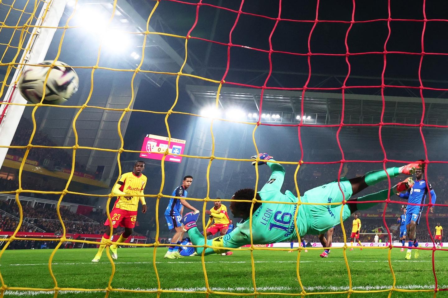 Lens reprend la tête de la Ligue 1 en battant Auxerre, l’OM et Toulouse corrigent Angers et Nice