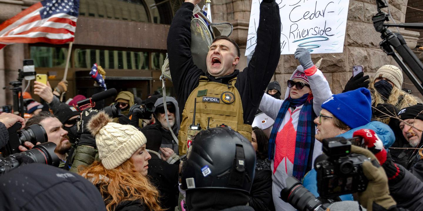 A Minneapolis, un influenceur d’extrême droite se confronte à des manifestants anti-ICE