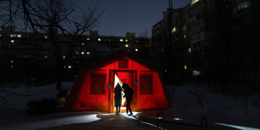 Une tente fournie par les services d’urgence pour les résidents qui n’ont pas de chauffage du fait des attaques russes, à Kiev, le 17 janvier 2026. - THOMAS PETER / REUTERS