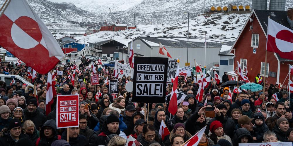 Lors d’une manifestation contre les ambitions territoriales de Donald Trump, à Nuuk, le 17 janvier 2026. - OLIVIER LABAN-MATTEI/MYOP POUR « LE MONDE »