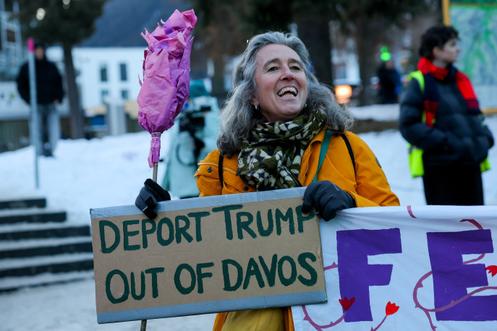 Lors d’une manifestation contre la venue du président américain Donald Trump à Davos, en Suisse, le 18 janvier 2026, avant l’ouverture du Forum économique mondial.
