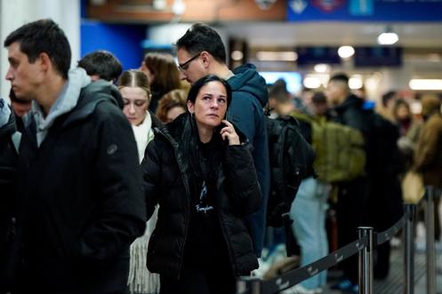 Dans la gare de Madrid, suite aux retards et annulations de trains causés par le déraillement mortel de deux TGV à Adamuz, près de Cordoue (Espagne), le 18 janvier 2026.