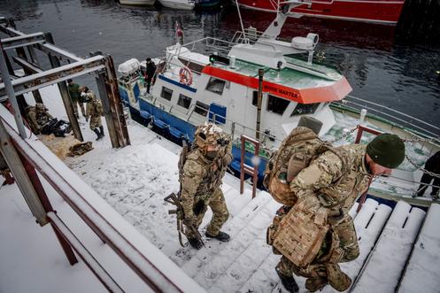 Des soldats danois débarquent dans le port de Nuuk, au Groenland, le 18 janvier 2026.