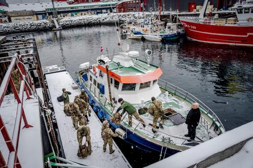 Des soldats danois débarquent dans le port de Nuuk, au Groenland, le 18 janvier 2026.
