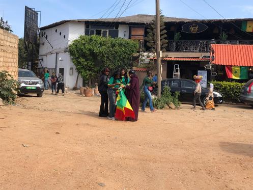 Sur la corniche des Almadies, lieu de sortie, les vendeurs et vendeuses de drapeaux sont installés depuis la veille de la finale.