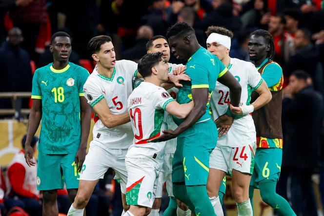 Des joueurs sénégalais et marocains s’affrontent lors de la finale de la Coupe d’Afrique des nations de football au stade Prince-Moulay-Abdellah de Rabat, le 18&nbsp;janvier 2026. 