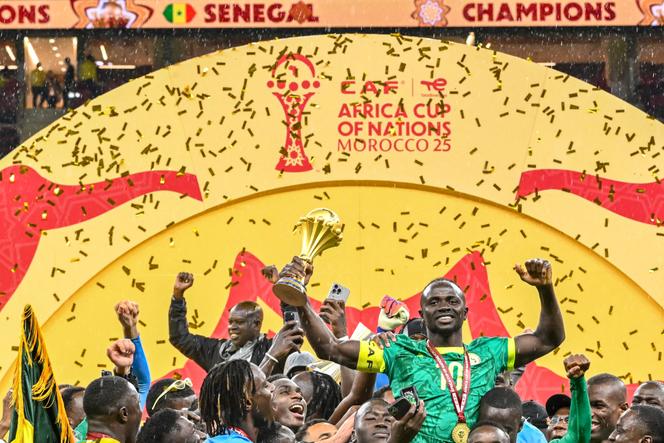 Sadio Mané, le capitaine des Lions de la Teranga, célèbre la victoire du Sénégal face au Maroc en finale de la Coupe d’Afrique des nations, le 18 janvier 2025, à Rabat.