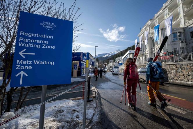 Dans les rues de la station alpine de Davos (Suisse), à la veille de l’ouverture de la réunion annuelle du Forum économique mondial (FEM), le 18 janvier 2026. 