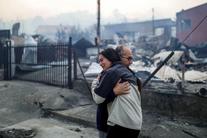 Des bâtiments calcinés après le passage de l’incendie de forêt dans la région de Biobio, à Concepcion (Chili), le 18 janvier 2026. 